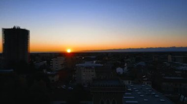 Hava Aracı - Busto Arsizio Kalesi 'nin üzerinde gün batımı