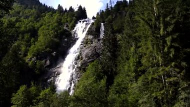 Hava Dronu Zaman Alanı 8K - Dolomitlerdeki Şelaleli Manzara.