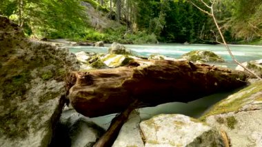  Mavi Nehir ve Bagajlı Alp Manzarası - 5K