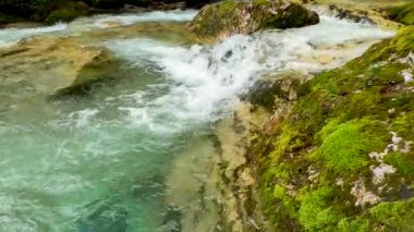Turkuaz Suyla Bir Derenin Üzerinde Alp Manzarası - 5K