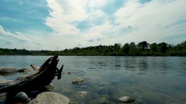 Su ve Bulutlu Yaz Manzarası - 5K