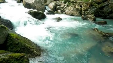 Turkuaz Suyu olan bir Alp Gölü manzarası - 5K.