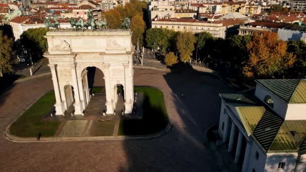 Воздушный Дрон Arco Della Pace Monument Милан Италия — стоковое видео