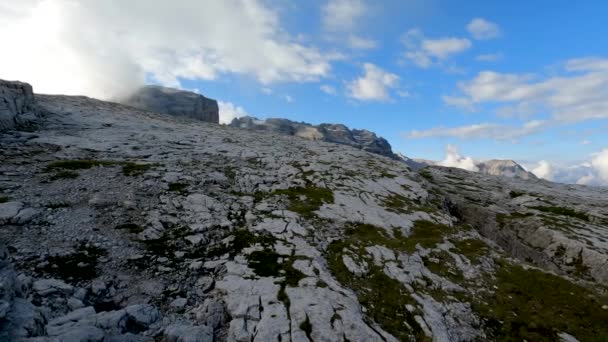 Krajobraz Dolomitów Błękitnym Niebem Chmurami — Wideo stockowe