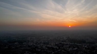 Hava Aracı - Şehrin Üzerinde Günbatımında Rahatlatıcı Manzara