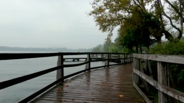 Varese Gölü 'nde Yağmurlu Sonbahar Manzarası - 5K
