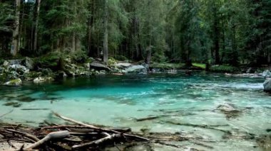 Dolomitlerdeki Turkuaz Gölü 'ndeki Yaz Manzarası - 5K
