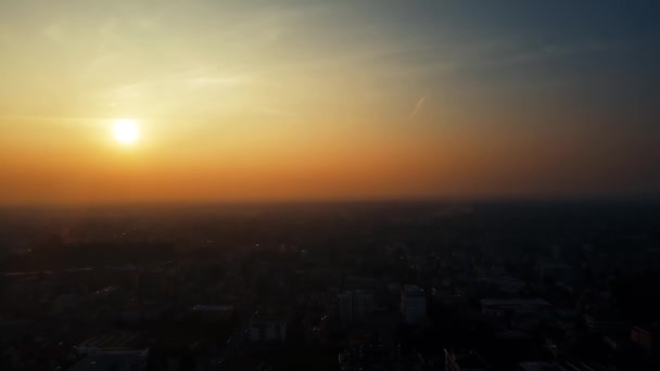 Letecký Letoun Krajina Mlhou Při Západu Slunce Nad Městem — Stock video