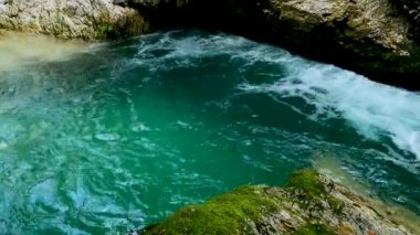  Dolomitlerde akarsu ve yeşil suyla manzara - 5K