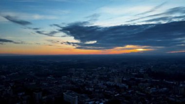 Hava Aracı - Şehirdeki Hava Karanlığı 'nda Manzara