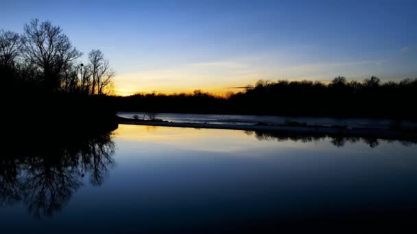 Hava Aracı Nehirde Günbatımında Rahatlama Meditasyon — Stok video