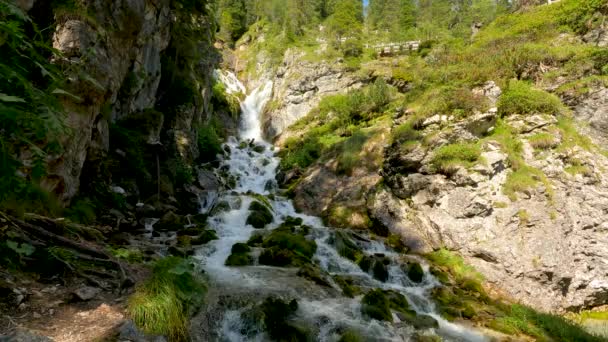 Ontspannende Landschap Valesinella Watervallen — Stockvideo