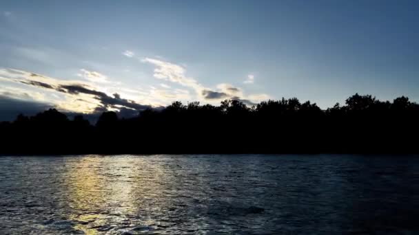 空中无人机 日落在河上的景色 — 图库视频影像