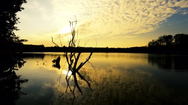 Panorama Eines Sonnenuntergangs Über Dem Fluss — Stockvideo