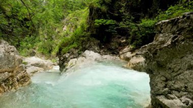 Dolomitlerin Şelaleleri 'ndeki Alp Manzarası - 5K