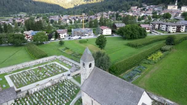 Drone Aéreo Iglesia San Vigilio Mccxxxii Pinzolo Dolomites Italia — Vídeo de stock