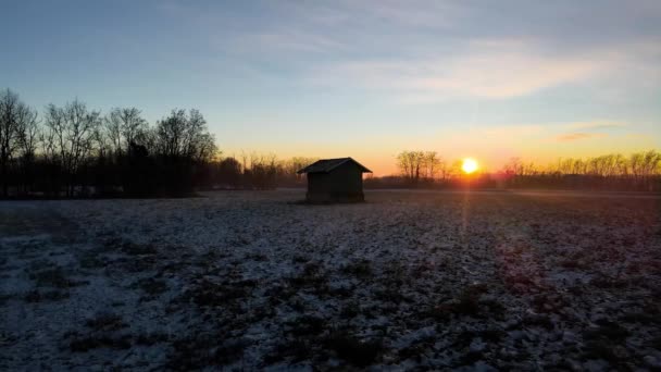 Luchtdrone Landschap Van Een Sneeuwveld Bij Zonsondergang — Stockvideo