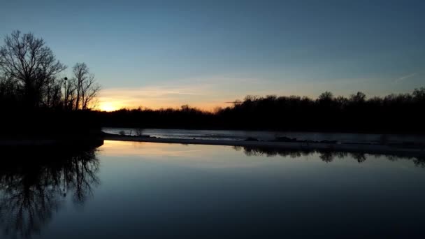 Повітряний Дрон Захопливий Пейзаж Заходу Сонця Річці — стокове відео