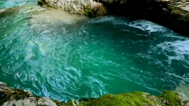 Landskap Dolomiterna Med Floden Och Grönt Vatten — Stockvideo