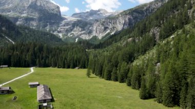 Hava Aracı - İtalyan Dolomitlerinde Alp manzarası