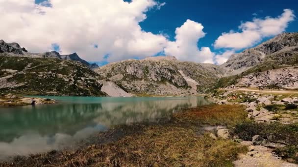白云岩中的高山风景与湖泊 — 图库视频影像