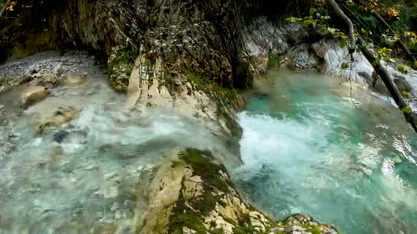 Alpenlandschap Met Kristalhelder Water — Stockvideo