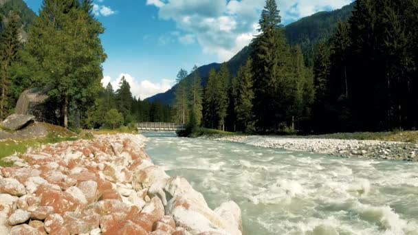 Letni Krajobraz Dolomitów Strumieniem Czerwonym Meczem — Wideo stockowe