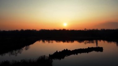 Hava Aracı - Kuğu Gölü üzerindeki Sunset 'te Kış Manzarası