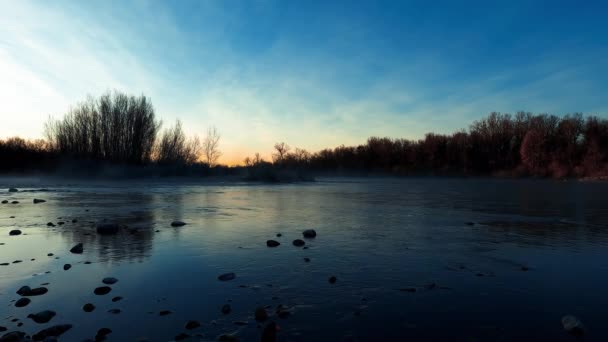 Krajobraz Zimowy Wschodzie Słońca Nad Rzeką — Wideo stockowe