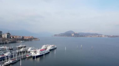 Hava Aracı - Maggiore Gölü üzerindeki kış manzarası