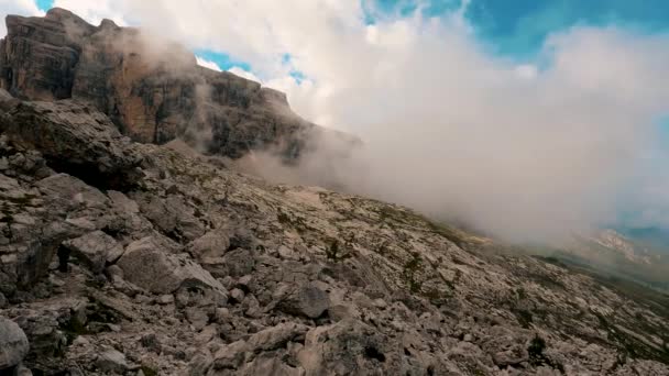 Krajobraz Dolomitów Chmurami Błękitnym Niebem — Wideo stockowe