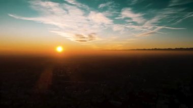 Hava Aracı - Şehrin Üzerinde Muhteşem Gün Batımı
