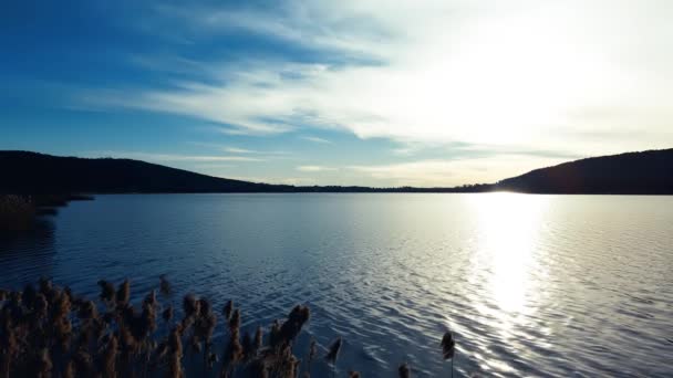 Εναέρια Drone Χαλαρωτικό Τοπίο Στο Ηλιοβασίλεμα Στη Λίμνη Comabbio — Αρχείο Βίντεο