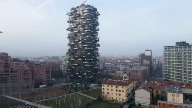  Hava Aracı - Milano Metropolünde Sisli Kış Manzarası