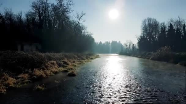 空中驾驶员 在溪流上的景观和放松 — 图库视频影像