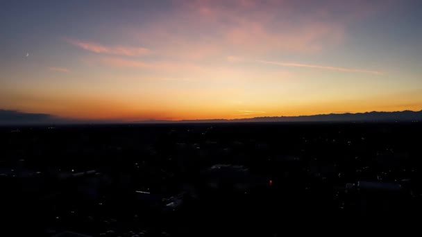 Εναέρια Drone Τοπίο Στο Ηλιοβασίλεμα Πάνω Από Την Πόλη — Αρχείο Βίντεο