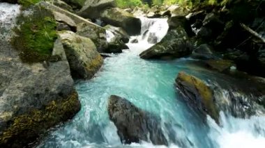 Dolomitlerdeki Alp Gölü manzarası - 6K