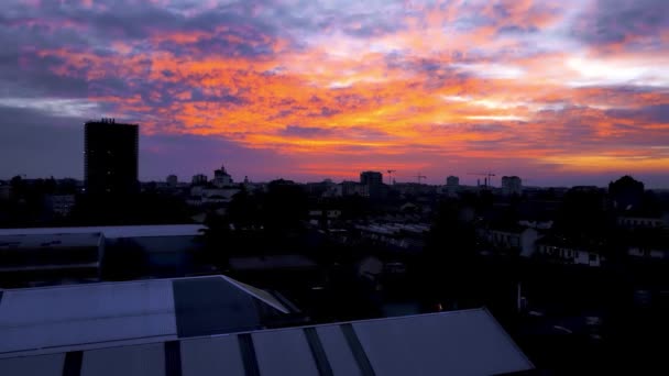 Drohne Aus Der Luft Winterlandschaft Bei Sonnenaufgang Über Der Stadt — Stockvideo