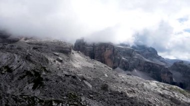 Hava Aracı - Dolomitler 'de Taşlı ve Bulutlu İskandinav manzarası