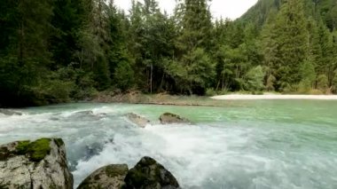  Kayalıklı ve yosunlu Alp Manzarası - 5K