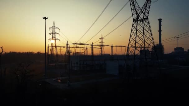 Drohne Aus Der Luft Sonnenuntergangslandschaft Mit Nebel Auf Einem Kraftwerk — Stockvideo