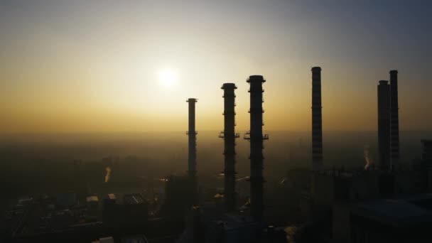 Luchtdrone Landschap Met Mist Bij Zonsondergang Een Elektriciteitscentrale — Stockvideo