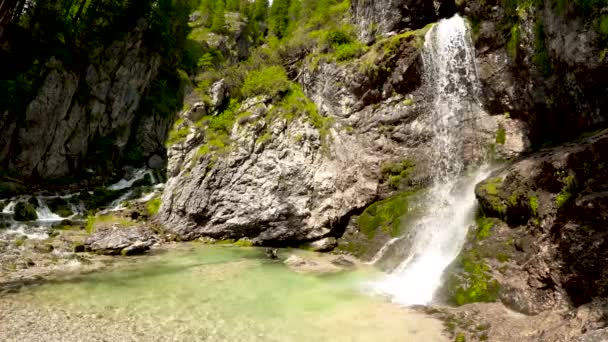 Letni Krajobraz Nad Wodospadem Valesinella — Wideo stockowe
