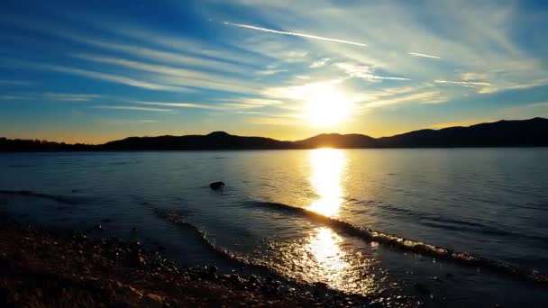 Relaxační Krajina Jezera Při Západu Slunce — Stock video