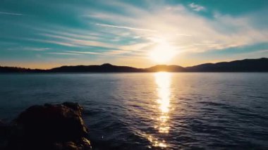  Gölün Üzerinde Muhteşem Gün Batımı - 5K