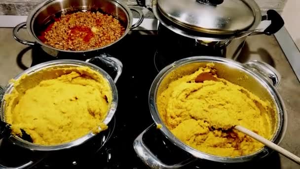 意大利菜的特色菜 波伦塔和柠檬 — 图库视频影像