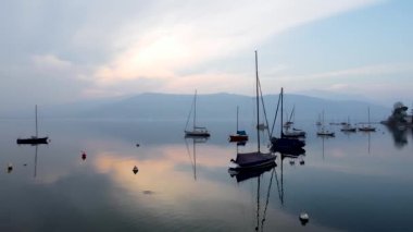 Hava Aracı - Göldeki Teknelerle Manzara