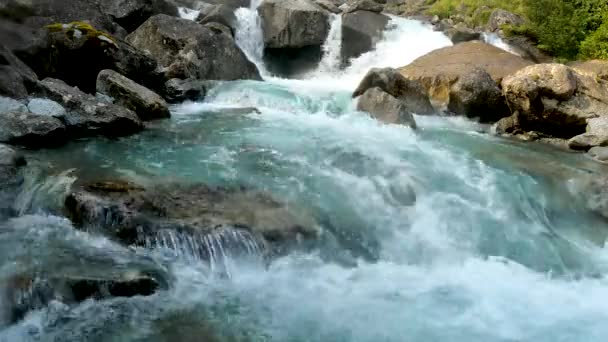 ターコイズブルーの水が流れるアルパインの風景 — ストック動画