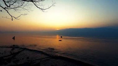 Zaman Çizelgesi - Göldeki Günbatımında Manzara