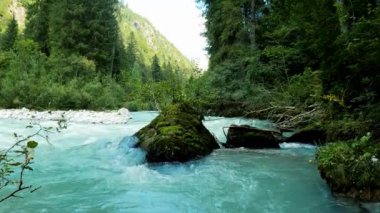 Dolomitlerin yaz manzarası kayalar, yosun ve turkuaz su - 5K